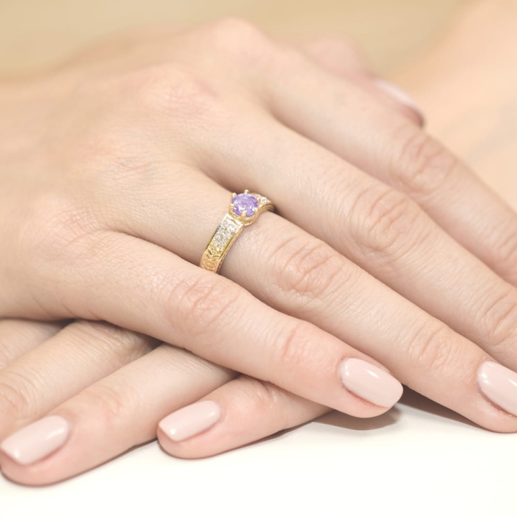 Pierścionek zaręczynowy z żółtego złota z ametystem i diamentami 0,08ct Fire Of Love BW-75-ametyst