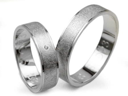 Obrączki ślubne z białego złota płaskie 5mm z cyrkoniami Simple S093-b