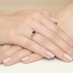 Pierścionek zaręczynowy z żółtego złota z rubinem i diamentami 0,03ct Fire Of Love BW-76-rubin