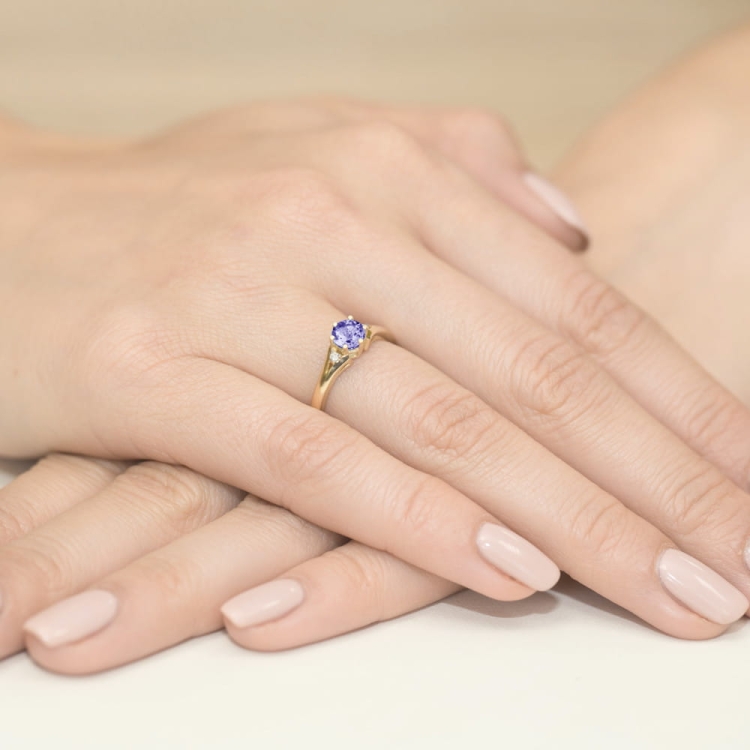 Pierścionek zaręczynowy z żółtego złota z tanzanitem i diamentami 0,03ct Fire Of Love BW-76-tanzanit