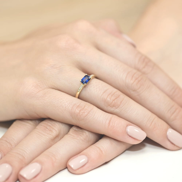 Pierścionek zaręczynowy z żółtego złota z szafirem i diamentami 0,03ct Fire Of Love BW-77-szafir