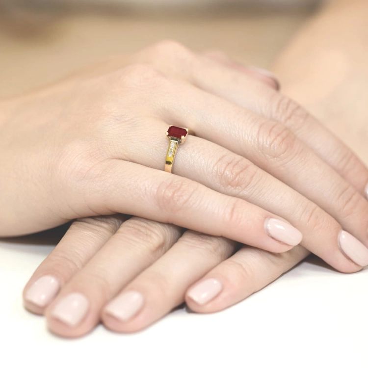 Pierścionek zaręczynowy z żółtego złota z rubinem i diamentami 0,04ct Fire Of Love BW-78-rubin