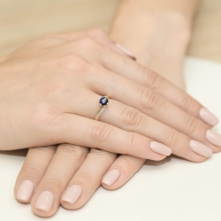 Pierścionek zaręczynowy z żółtego złota z szafirem i diamentami 0,05ct Fire Of Love BW-84-szafir