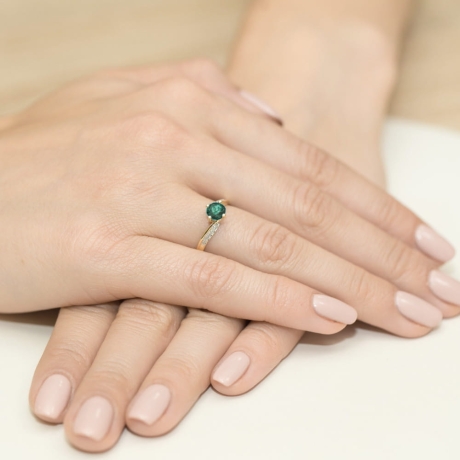 Przejdź do produktu Pierścionek zaręczynowy z żółtego złota z szmaragdem i diamentami 0,05ct Fire Of Love
