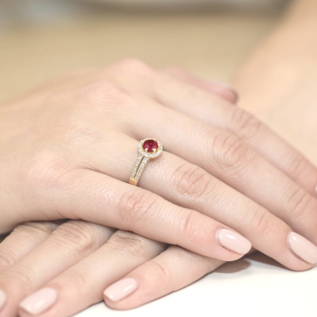 Przejdź do produktu Pierścionek zaręczynowy z żółtego złota z rubinem i diamentami 0,20ct Fire Of Love