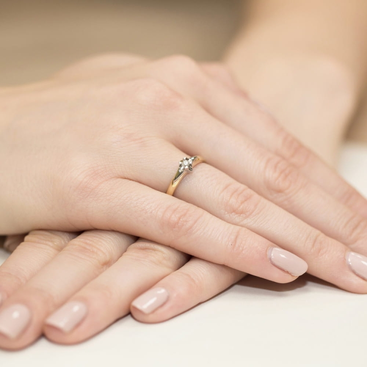 Pierścionek zaręczynowy z żółtego złota z diamentem 0,04ct Fire Of Love BW-88