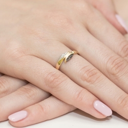 Pierścionek zaręczynowy z żółtego złota z czarnymi i białymi diamentami 0,03ct Fire Of Love BW-107