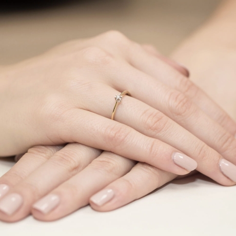 Przejdź do produktu Pierścionek zaręczynowy z żółtego złota z diamentem 0,04ct Fire Of Love