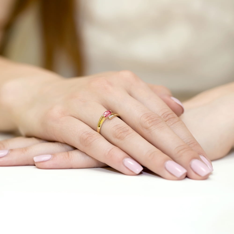 Pierścionek zaręczynowy z żółtego złota z rubinem i diamentami 0,05ct Fire Of Love BW-119-rubin