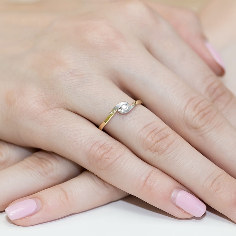 Pierścionek zaręczynowy z żółtego złota z diamentem 0,05ct Fire Of Love BW-158