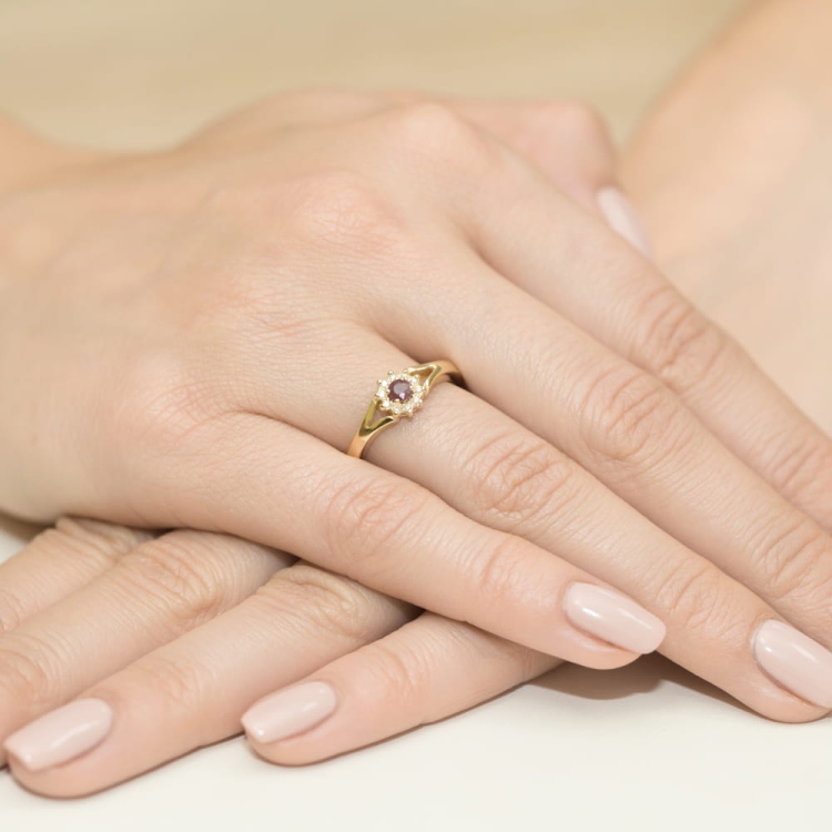 Pierścionek zaręczynowy z żółtego złota z rubinem i diamentami 0,09ct Fire Of Love BW-185-rubin