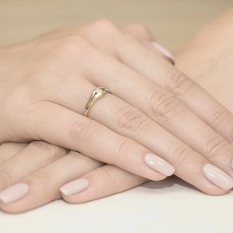 Pierścionek zaręczynowy z żółtego złota z diamentem 0,10ct Fire Of Love BW-207-0,10ct