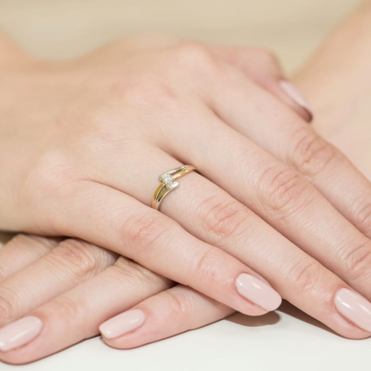 Pierścionek zaręczynowy z żółtego złota z diamentem 0,08ct Fire Of Love BW-210-0,08ct