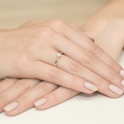 Pierścionek zaręczynowy z żółtego złota z diamentem 0,10ct Fire Of Love BW-224-0,10ct