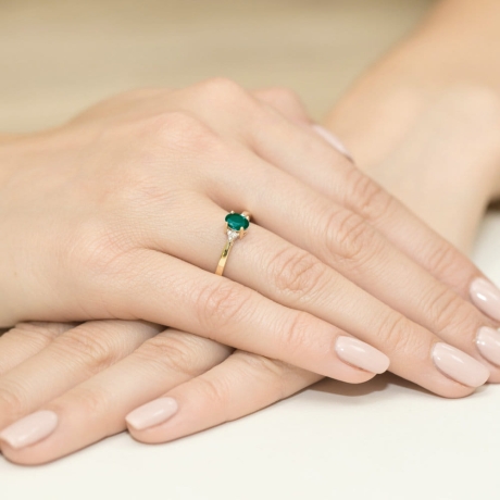 Przejdź do produktu Pierścionek zaręczynowy z żółtego złota z szmaragdem i diamentami 0,05ct Fire Of Love