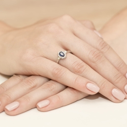 Pierścionek zaręczynowy z żółtego złota z szafirem i diamentami 0,10ct Fire Of Love BW-312-szafir