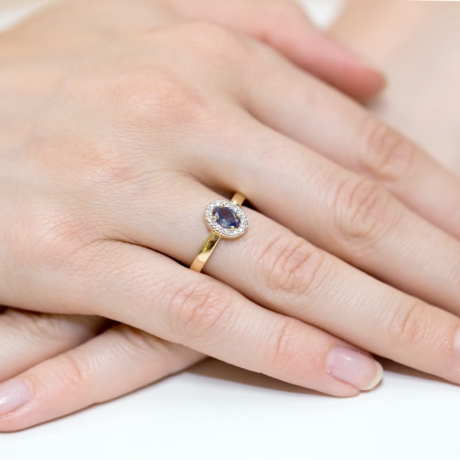 Przejdź do produktu Pierścionek zaręczynowy z żółtego złota z szafirem i diamentami 0,08ct Fire Of Love 