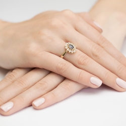 Pierścionek zaręczynowy z żółtego złota z szafirem i diamentami 0,10ct Fire Of Love BW-354-szafir