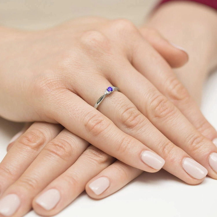 Pierścionek zaręczynowy z białego złota z tanzanitem i diamentami 0,03ct Fire Of Love BW-428-tanzanit-b