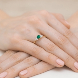 Pierścionek zaręczynowy z żółtego złota z szmaragdem i diamentami 0,18ct Fire Of Love BW-451-szmaragd