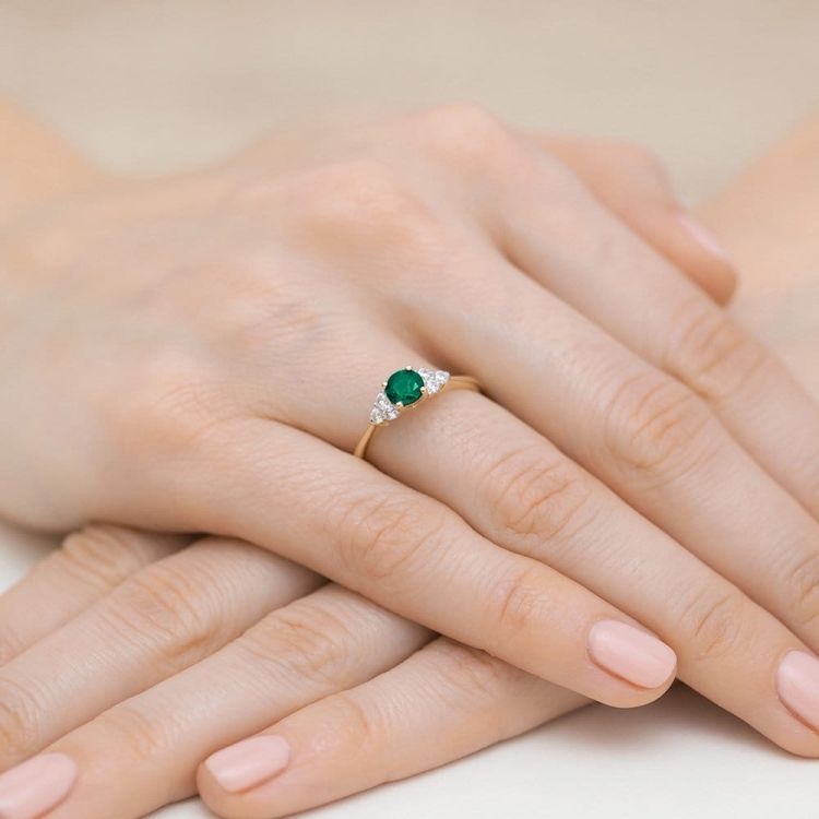 Pierścionek zaręczynowy z żółtego złota z szmaragdem i diamentami 0,18ct Fire Of Love BW-451-szmaragd