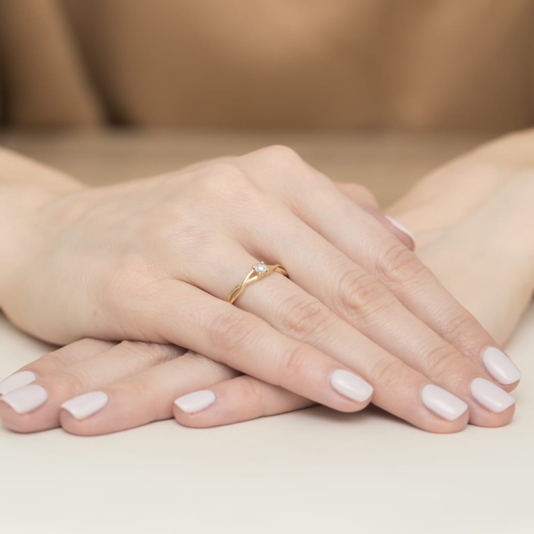 Pierścionek zaręczynowy z żółtego złota z diamentem 0,03ct Fire Of Love BW-370