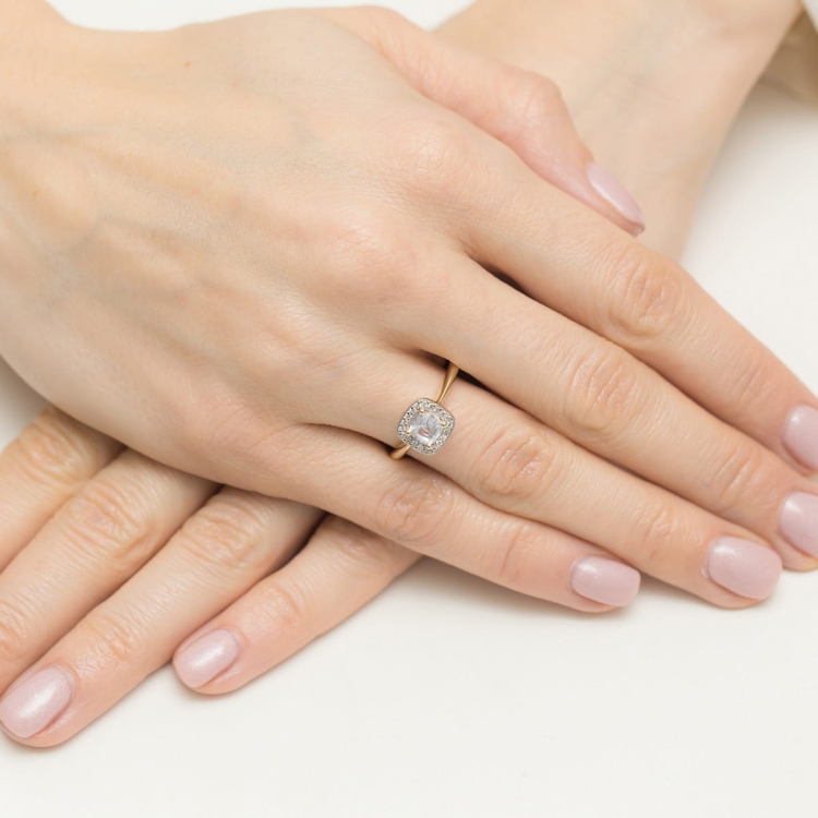 Pierścionek zaręczynowy z żółtego złota z białym szafirem i diamentami 0,10ct Fire Of Love  BW-514-biały-szafir