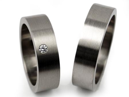 Obrączki ślubne z tytanu płaskie z cyrkonią 6mm Tytanowe T013